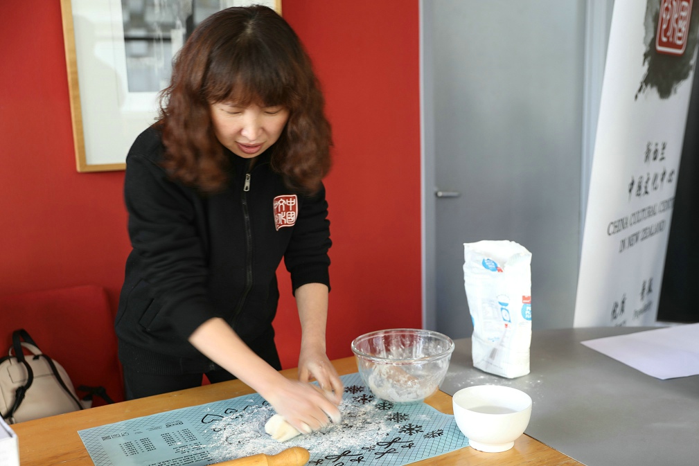 新西兰中国文化中心中文老师示范饺子制作过程.jpg