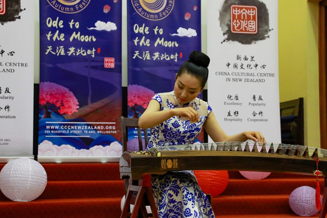 毕业于上海音乐学院、拥有20年演出经验的中国文化中心器乐老师凌嘉带来古筝名曲《渔舟唱晚》.jpg